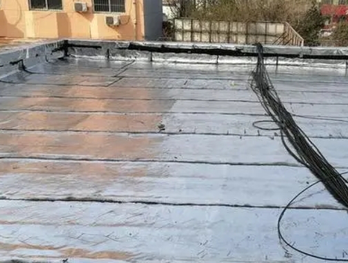 天宁卫生间漏水维修公司分享下天宁屋面楼顶防水刚性防水层施工要点。